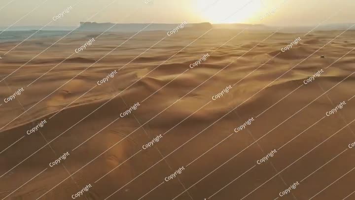 شروق الشمس فوق الصحراء السعودية التقطته طائرة بدون طيار