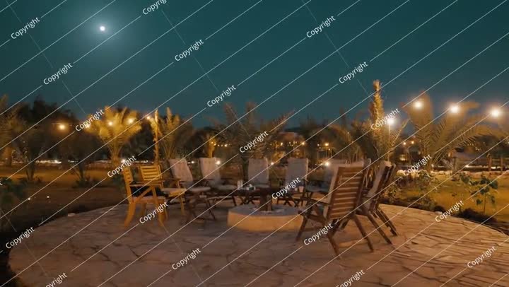 مكان للتجمع حول نار المخيم على ضوء القمر في المملكة العربية السعودية