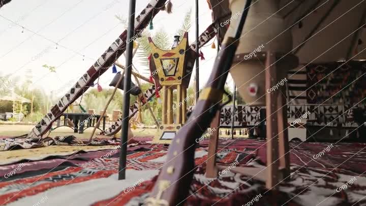 بندقية تقليدية في خيمة بدوية - السعودية. فيديو.