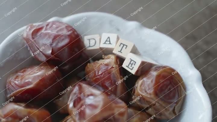 تمر طازج مجفف على طبق، لقطة ماكرو