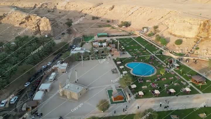 لقطات جوية لمسبح جميل في الرياض السعودية