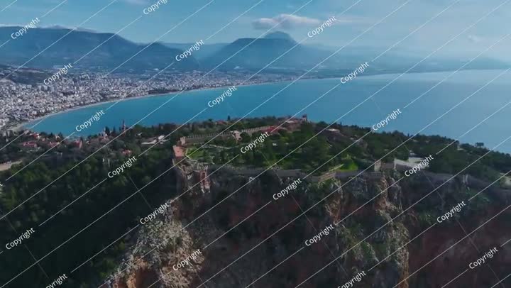 فيديو جوي لجدار حصن حجري في غابة منعزلة، يقدم مشهدًا مذهلاً