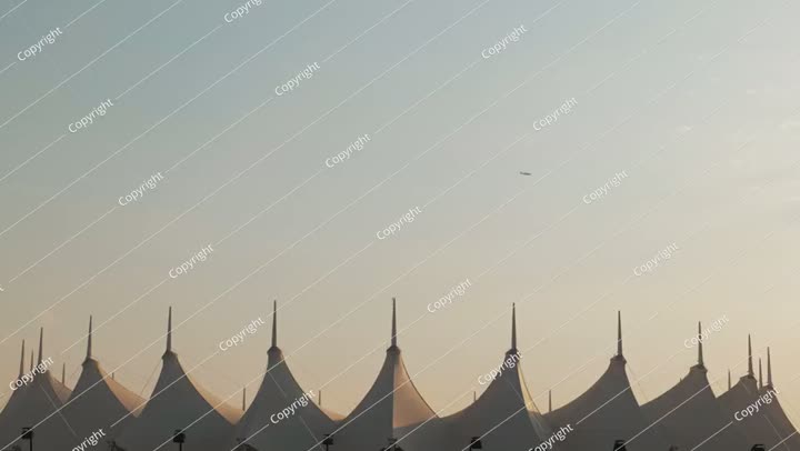 طائرة تحلق فوق سطح ملعب في الرياض