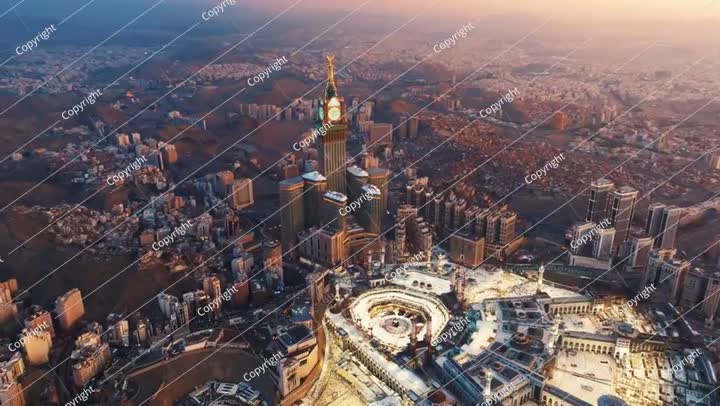 منظر جوي لبرج الساعة أبراج البيت والمسجد الحرام في مكة المكرمة عند الفجر