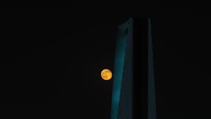 التطور والتقدم العمراني للمنشآت في المملكة العربية السعودية، تصوير مقرب لبرج المملكة في العاصمة الرياض في وقت الليل، الفن الهندسي للابراج وناطحات السحاب، التصاميم الهندسية المعمارية على الطراز الحديث والمتطور