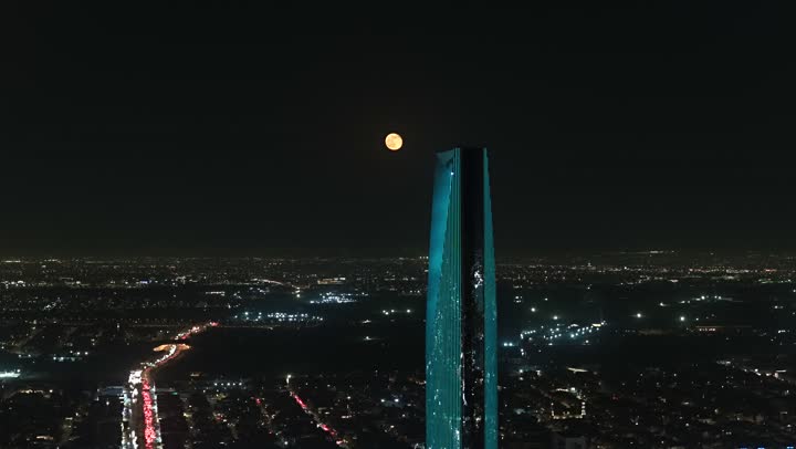 التطور والتقدم العمراني للمنشآت في المملكة العربية السعودية، تصوير مقرب لبرج المملكة في العاصمة الرياض في وقت الليل، الفن الهندسي للابراج وناطحات السحاب، التصاميم الهندسية المعمارية على الطراز الحديث والمتطور