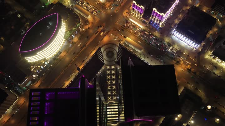 النمو والتطور العمراني في المملكة العربية السعودية، تصوير درون للفن الهندسي المعماري لمدينة الرياض في وقت الليل، الأبراج وناطحات السحاب والمنشآت والمباني التجارية في حي العليا، التقدم الحضاري في المدن والأحياء، أماكن سياحية مشهورة