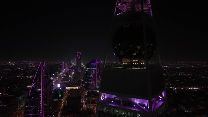 النمو والتطور العمراني في المملكة العربية السعودية، تصوير درون للفن الهندسي المعماري لمدينة الرياض في وقت الليل، الأبراج وناطحات السحاب والمنشآت والمباني التجارية في حي العليا، التقدم الحضاري في المدن والأحياء، أماكن سياحية مشهورة