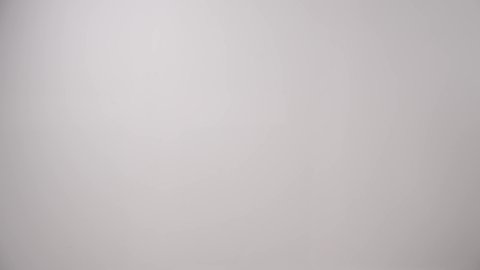 شابة سعودية تتعرض لضرر في العيون وفقد البصر، أذية الشبكية والإصابة بالعمى،دعم ذوي الحالات الخاصة ودمجهم في المجتمع الإماراتي، توفير التحفيز والتشجيع النفسي للمكفوفين،  تصوير مقرب لامراه عربيه خليجيه إماراتيه ضريره ترتدي العباءه والحجاب تضع النظارة السوداء، خلفية بيضاء