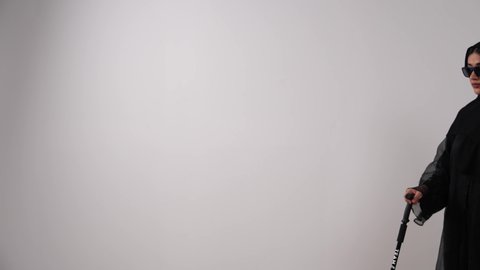 دعم ذوي الحالات الخاصة ودمجهم في المجتمع الإماراتي، توفير التحفيز والتشجيع النفسي للمكفوفين، شابة سعودية تتعرض لضرر في العيون وفقد البصر، أذية الشبكية والإصابة بالعمى، تصوير مقرب لامراه عربيه خليجيه إماراتيه ضريره ترتدي العباءه والحجاب تضع النظارة السوداء، خلفية بيضاء