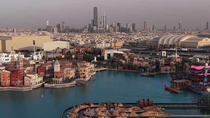 أبرز المناطق الترفيهية بالمملكة العربية السعودية، اكبر بحيرة صناعية في البوليفارد ورلد في مدينة الرياض، اكتشاف الحضارات والثقافات حول العالم, فعاليات وأنشطة مائية متميزة، معالم جذب واستقطاب السائحين