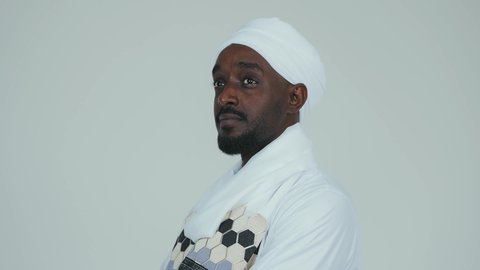 ايماءات الاعتزاز والثقة، الحب والانتماء للوطن، التباهي والفخر بالعادات العربية، الاحتفال بالاستقلال ١ يناير، استذكار اليوم الوطني السوداني ١٩٥٦ م، حب الوطن والاعتزاز به، رجل عربي سوداني يرتدي التوب والشال والعمه البيضاء يقف بثقة واستقامة، خلفية بيضاء