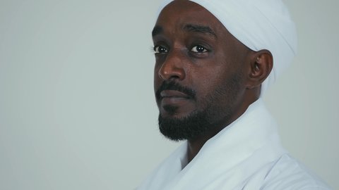 الحب والانتماء للوطن، ايماءات الاعتزاز والثقة، التباهي والفخر بالعادات العربية، الاحتفال بالاستقلال ١ يناير، استذكار اليوم الوطني السوداني ١٩٥٦ م، حب الوطن والاعتزاز به، بورتريه جانبي لرجل عربي سوداني يرتدي التوب والشال والعمه البيضاء يقف بثقة واستقامة، خلفية بيضاء