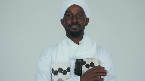 استذكار اليوم الوطني السوداني ١٩٥٦ م، الوقوف بثقة وايدي متقاطعة، ايماءات الاعتزاز والثقة، الاحتفال بالاستقلال ١ يناير، حب الوطن والاعتزاز به، بورتريه مقرب لرجل عربي سوداني يرتدي التوب والشال والعمه البيضاء يقف بثقة واستقامة، خلفية بيضاء