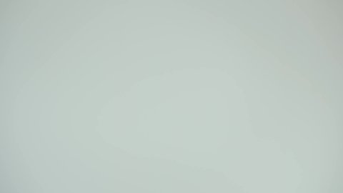 تعابير وايماءات الفخر والسرور،الاحتفال بالاستقلال ١ يناير، استذكار اليوم الوطني السوداني ١٩٥٦ م، حب الوطن والاعتزاز به، بورتريه من الجانب لرجل عربي سوداني يرتدي الجلابية والشال والعمامه البيضاء يضع على كتفيه علم السودان، خلفية بيضاء