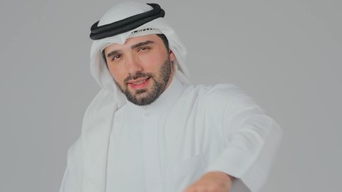 نظرات الفخر والسعادة، الاحتفال باليوم الوطني الإماراتي, الأعياد و المناسبات الوطنية, بورتريه مقرب لرجل عربي خليجي إماراتي يرتدي الكندورة والغترة البيضاء يقوم بوضع علم الإمارات العربية المتحدة على الاكتاف, إحياء ذكرى استقلال البلاد 1971 م، خلفية بيضاء