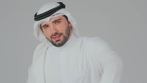 حب الوطن والانتماء إليه، رموز وثقافات وطنية, الاحتفال باليوم الوطني القطري 18 ديسمبر، إحياء ذكرى تأسيس الدولة، تصوير لرجل عربي خليجي قطري يرتدي الثوب التقليدي والغترة يضع على اكتافه العلم القطر بايماءات الفخروالاعتزاز، حب الوطن والانتماء إليه،  خلفية بيضاء