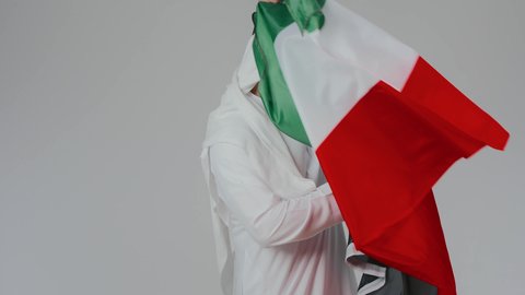 إحياء ذكرى استقلال البلاد 1971 م، الاحتفال باليوم الوطني الإماراتي, الأعياد و المناسبات الوطنية, بورتريه مقرب لرجل عربي خليجي إماراتي يرتدي الكندورة والغترة البيضاء يقوم بوضع علم الإمارات العربية المتحدة على الاكتاف, يوم العلم 3 نوفمبر، خلفية بيضاء