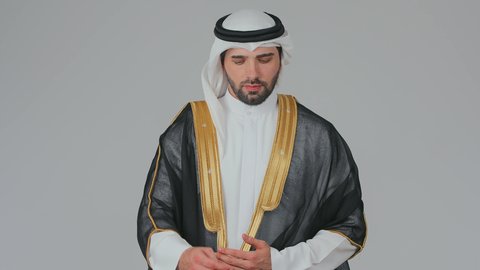 حمل البشت الاسود والذهبي بطريقة معينة، تأسيس الاتحاد 2 ديسمبر، التأمل والتجول في الامارات العربية المتحدة، استذكار اليوم الوطني الاماراتي 1971 م، حب الوطن والاعتزاز به، رجل عربي خليجي إماراتي يرتدي الكندورة والبشت مع الغترة يقف بثقة واستقامة، خلفية بيضاء