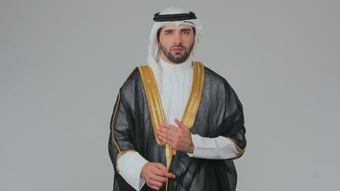 التباهي والفخر بالعادات العربية، تأسيس الاتحاد 2 ديسمبر، التأمل والتجول في الامارات العربية المتحدة، استذكار اليوم الوطني الاماراتي 1971 م، حب الوطن والاعتزاز به، رجل عربي خليجي إماراتي يرتدي الكندورة والبشت مع الغترة يقف بثقة واستقامة، خلفية بيضاء