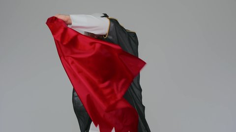 الفخر والاعتزاز بالتراث والثقافة في دولة قطر، إحياء ذكرى تأسيس الدولة، الاحتفال باليوم الوطني القطري 18 ديسمبر، ثقافات وطنية و رموز, حب الوطن والانتماء إليه،  بورتريه لرجل عربي خليجي قطري يرتدي الثوب التقليدي والبشت يضع على اكتافه العلم القطر،  خلفية بيضاء