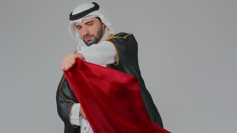 ثقافات وطنية و رموز, حب الوطن والانتماء إليه، الاحتفال باليوم الوطني القطري 18 ديسمبر، إحياء ذكرى تأسيس الدولة، بورتريه لرجل عربي خليجي قطري يرتدي الثوب التقليدي والبشت يضع على اكتافه العلم القطر بايماءات الفخروالاعتزاز، حب الوطن والانتماء إليه،  خلفية بيضاء