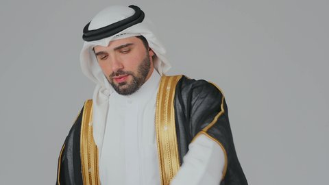 رموز وثقافات وطنية, حب الوطن والانتماء إليه، الاحتفال باليوم الوطني القطري 18 ديسمبر، إحياء ذكرى تأسيس الدولة، بورتريه لرجل عربي خليجي قطري يرتدي الثوب التقليدي والبشت يضع على اكتافه العلم القطر بايماءات الفخروالاعتزاز، حب الوطن والانتماء إليه،  خلفية بيضاء