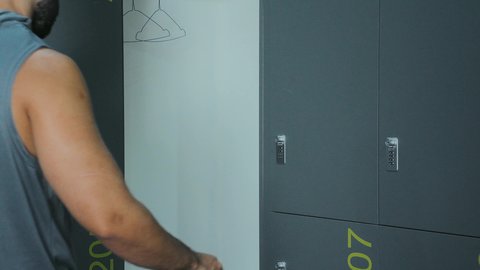 التواجد داخل النادي الرياضي, شاب عربي خليجي سعودي يرتدي الزي الرياضي و يقوم بكتابة الرقم السري, أسلوب حياة صحي, توفير خزائن للرياضيين, الاحتفاظ بالمتعلقات الشخصية في مكان آمن