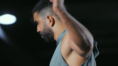 المساعدة على استرخاء العضل, التخفيف من التوتر العضلي, نشاط شبابي يساعد على اللياقة البدنية, أهمية الرياضة لبناء جسد قوي، رجل عربي خليجي سعودي يرتدي الزي الرياضي يتمرن باستخدام العصا، أسلوب حياة صحي