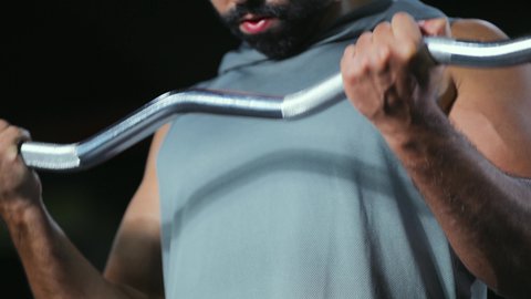 تمرين يساعد على حرق الدهون, جودة الحياة الصحية، هواية رفع الأثقال الحديدية، اتباع نظام صحي، نشاط بدني للمحافظة على الصحة الجسدية، شاب عربي خليجي سعودي يقوم بالتمارين الرياضية باستخدام البار, رياضة كمال الأجسام، ايماءات القوة و الثقة