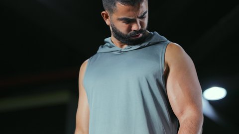 مفهوم اللياقة والليونة, التدرب على إتقان رفع الاوزان، اتباع نظام صحي، نشاط بدني للمحافظة على الصحة الجسدية، شاب عربي خليجي سعودي يقوم بالتمارين الرياضية باستخدام البار, رياضة كمال الأجسام، ايماءات القوة و الثقة