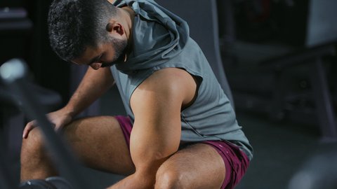 الاحساس بالقوة والتحدي والتحفيز, رفع الأوزان الحديدية الثقيلة، اتباع نظام صحي، نشاط بدني للمحافظة على الصحة و اللياقة الجسدية، شاب عربي خليجي سعودي يقوم بالتمارين الرياضية باستخدام الدمبل, رياضة كمال الأجسام