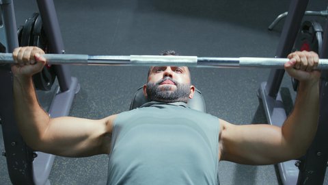 رفع كفاءة الأداء الحركي, التوازن بين القوة و التحكم, رياضة كمال الأجسام، استخدام الاثقال الرياضية، شاب عربي خليجي سعودي يرتدي الزي الرياضي يقوم بممارسة تمارين رفع الأوزان، تقوية الأعصاب والعضلات، أسلوب حياة صحي