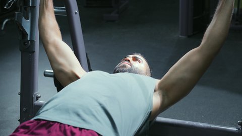 تحفيز طاقة الجسم, رياضة كمال الأجسام، استخدام الاثقال الرياضية، شاب عربي خليجي سعودي يرتدي الزي الرياضي يقوم بممارسة تمارين رفع الأوزان، تقوية الأعصاب والعضلات، أسلوب حياة صحي، نشاط شبابي يساعد على اللياقة البدنية