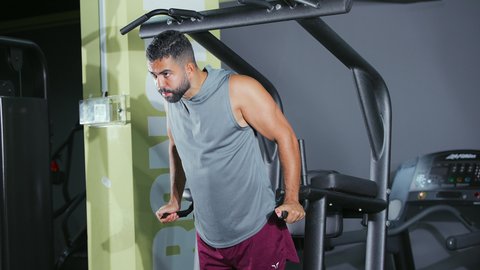 نشاط شبابي يساعد على اللياقة البدنية، استخدام الأجهزة الرياضية، شاب عربي خليجي سعودي يرتدي الزي الرياضي يقوم بممارسة تمرين تقوية عضلات الصدر و الذراعين و الكتفين على جهاز المتوازي, تقوية الأعصاب والعضلات، أسلوب حياة صحي