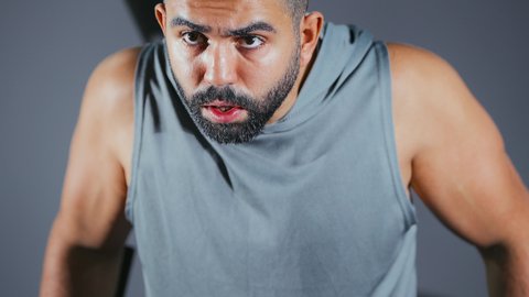 الدمج بين القوة و الثبات, استخدام الأجهزة الرياضية، شاب عربي خليجي سعودي يرتدي الزي الرياضي يقوم بممارسة تمرين تقوية عضلات الصدر و الذراعين و الكتفين على جهاز المتوازي, تقوية الأعصاب والعضلات، أسلوب حياة صحي، نشاط شبابي يساعد على اللياقة البدنية