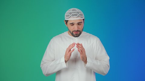 التهاب الأنف التحسسي, الشعور بالمرض و الزكام والحاجة الى العلاج والدواء, بورتريه مقرب لشاب عربي خليجي اماراتي يرتدي الكندورة والقبعة البيضاء يضع يديه على وجهه بإيماءات العطاس, خلفية ملونة