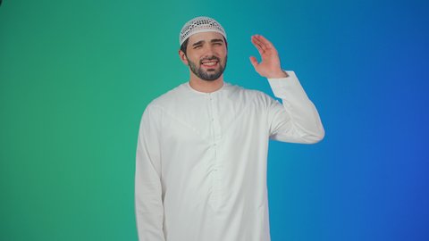 ضرورة الذهاب للطبيب والحصول على العلاج،  إيماءات  الاضطراب والتألم، بورتريه لرجل عربي خليجي إماراتي يرتدي الكندورة والقبعه البيضاء يمسك رقبته بإيماءات الألم,  آلام الرقبة والعظام والعمود الفقري، خلفية ملونة