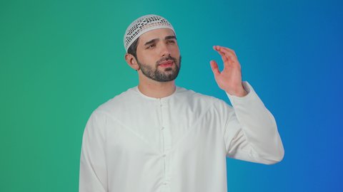 إيماءات  الاضطراب والتألم، بورتريه لرجل عربي خليجي إماراتي يرتدي الكندورة والقبعه البيضاء يمسك رقبته بإيماءات الألم, ضرورة الذهاب للطبيب والحصول على العلاج، آلام الرقبة والعظام والعمود الفقري، خلفية ملونة
