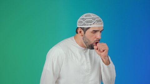 الكحة والتهاب الحلق والحاجة للعلاج، الإصابة بالأنفلونزا ونزلات البرد, إيماءات الإرهاق والتعب الشديد، بورتريه لرجل عربي خليجي اماراتي يرتدي الكندورة والطاقية يضع يده أمام فمه ويقوم بالسعال, خلفية ملونه