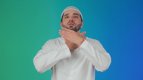 الحاجة إلى العلاج والدواء, الاحساس بألم البلعوم, مفهوم الاهتمام بالصحة, الاصابة بنزلة برد والتهاب الحلق، بورتريه لرجل عربي خليجي اماراتي يرتدي الكندورة والطاقية يضع يديه على حلقه ويشعر بالاختناق, خلفية ملونة