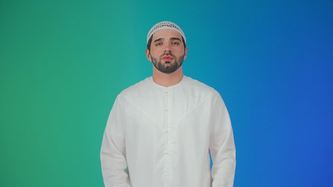 الاحساس بألم البلعوم, الحاجة إلى العلاج والدواء, مفهوم الاهتمام بالصحة, الاصابة بنزلة برد والتهاب الحلق، بورتريه لرجل عربي خليجي اماراتي يرتدي الكندورة والطاقية يضع يديه على حلقه ويشعر بالاختناق, خلفية ملونة