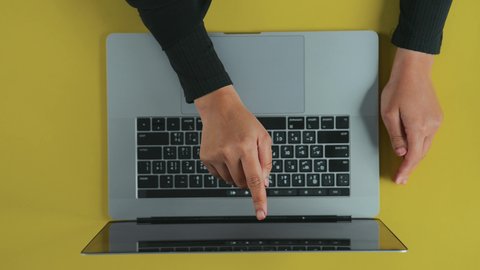 مفهوم ادخال البيانات، مراجعة البريد الالكتروني, متابعة مواقع التواصل الاجتماعي، عقد الاجتماعات عبر الانترنت، تصوير علوي عامودي ليد امرأة عربية خليجية سعودية ترتدي العباءة السوداء تستخدم اللابتوب, العمل على سطح مكتب منظم