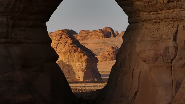 جبال الفيل في محافظة العلا نهارا، التكوينات الصخرية في المناطق الصحراوية، الاماكن السياحية في المملكة العربية السعودية، المعالم الاثرية التاريخية القديمة، التضاريس والقمم والمرتفعات الجبلية