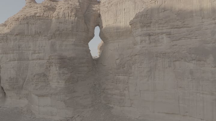 التكوينات الصخرية في المناطق الصحراوية،جبال الفيل في محافظة العلا نهارا،  الاماكن السياحية في المملكة العربية السعودية، المعالم الاثرية التاريخية القديمة، التضاريس والقمم والمرتفعات الجبلية