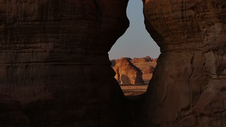 التكوينات الصخرية في المناطق الصحراوية،جبال الفيل في محافظة العلا نهارا،  الاماكن السياحية في المملكة العربية السعودية، المعالم الاثرية التاريخية القديمة، التضاريس والقمم والمرتفعات الجبلية