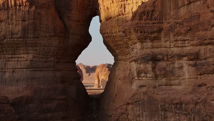 التكوينات الصخرية في المناطق الصحراوية،جبال الفيل في محافظة العلا نهارا،  الاماكن السياحية في المملكة العربية السعودية، المعالم الاثرية التاريخية القديمة، التضاريس والقمم والمرتفعات الجبلية