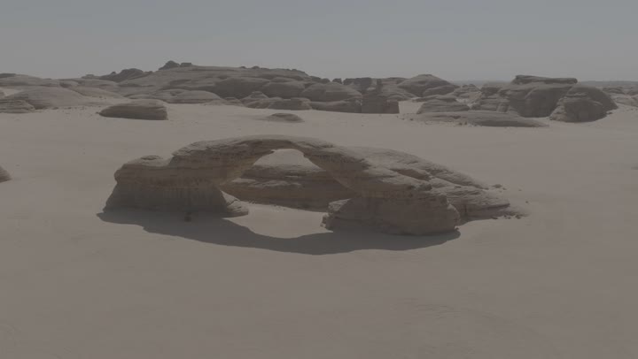 فن التكوينات الصخرية ، قوس جبال مقرط الدبوس في محافظة العلا شمال غرب المملكة العربية السعودية ، معالم اثرية سياحية