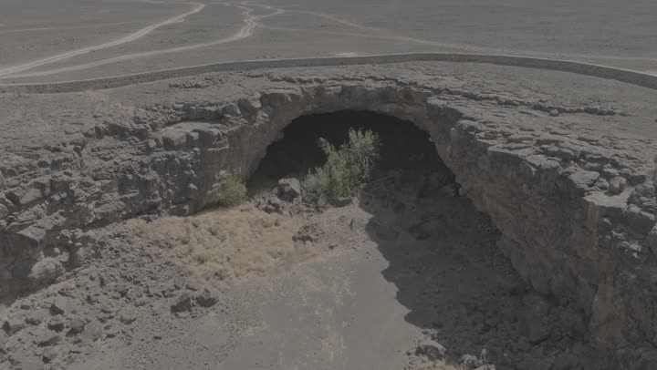 كهف ام الجرسان في حرة خيبر شمال فى المدينة المنوره ، كهوف ومغارات أثريه طبيعيه, صخور محفره, أماكن سياحيه, مناظر طبيعيه