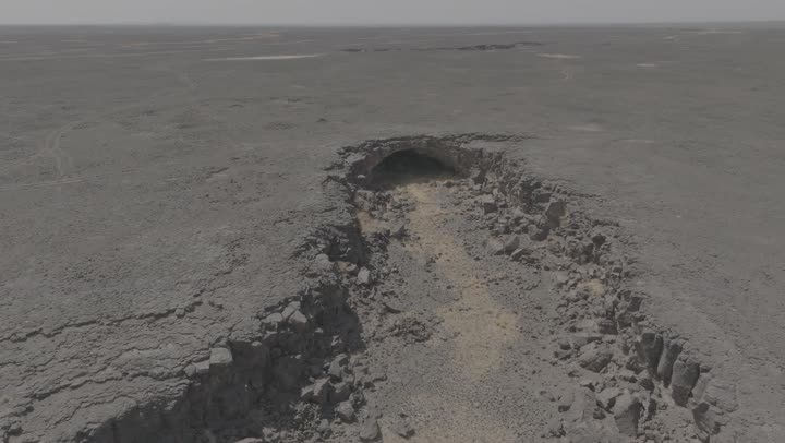 كهوف ومغارات أثريه طبيعيه,كهف ام الجرسان في حرة خيبر شمال فى المدينة المنوره ،  صخور محفره, أماكن سياحيه, مناظر طبيعيه